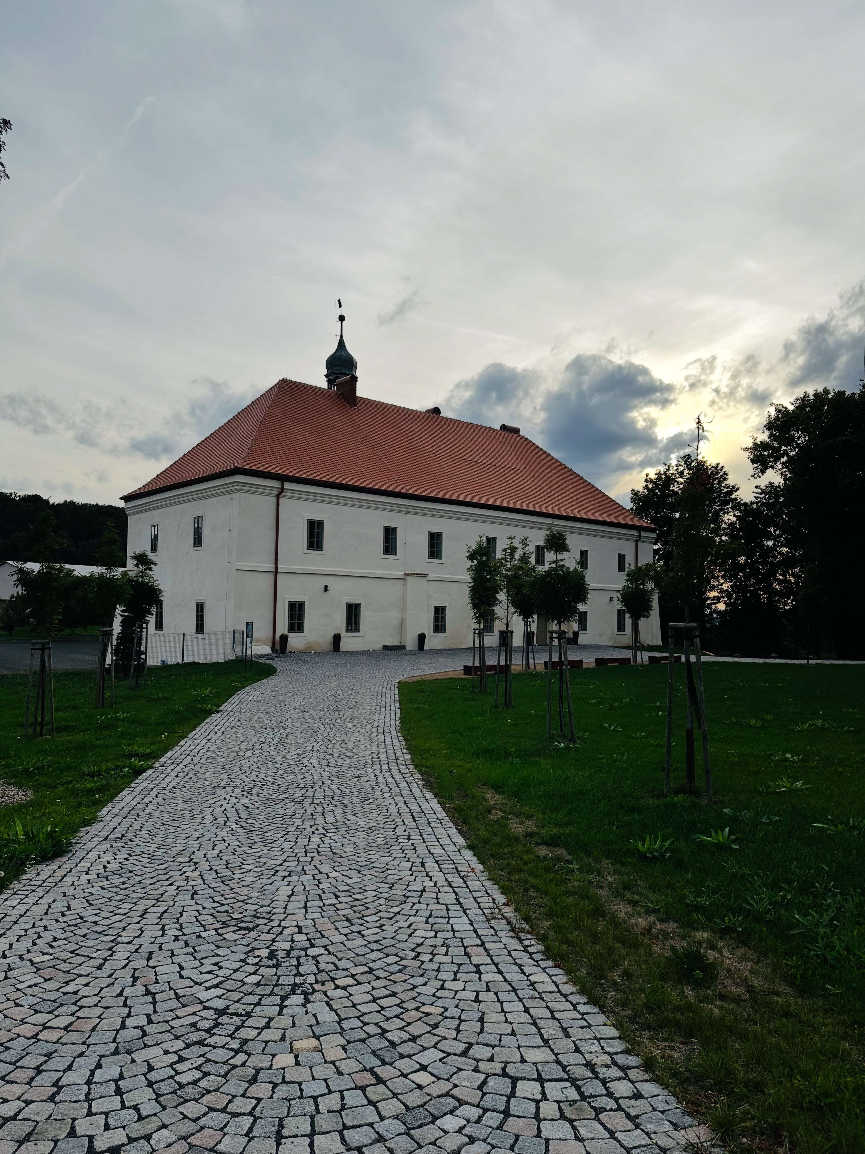Zámek Mirošovice - sídlo našeho studia
